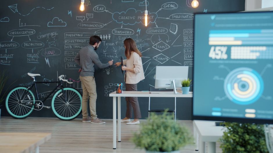 Operador de mesa de trading observando varias pantallas con datos en vivo